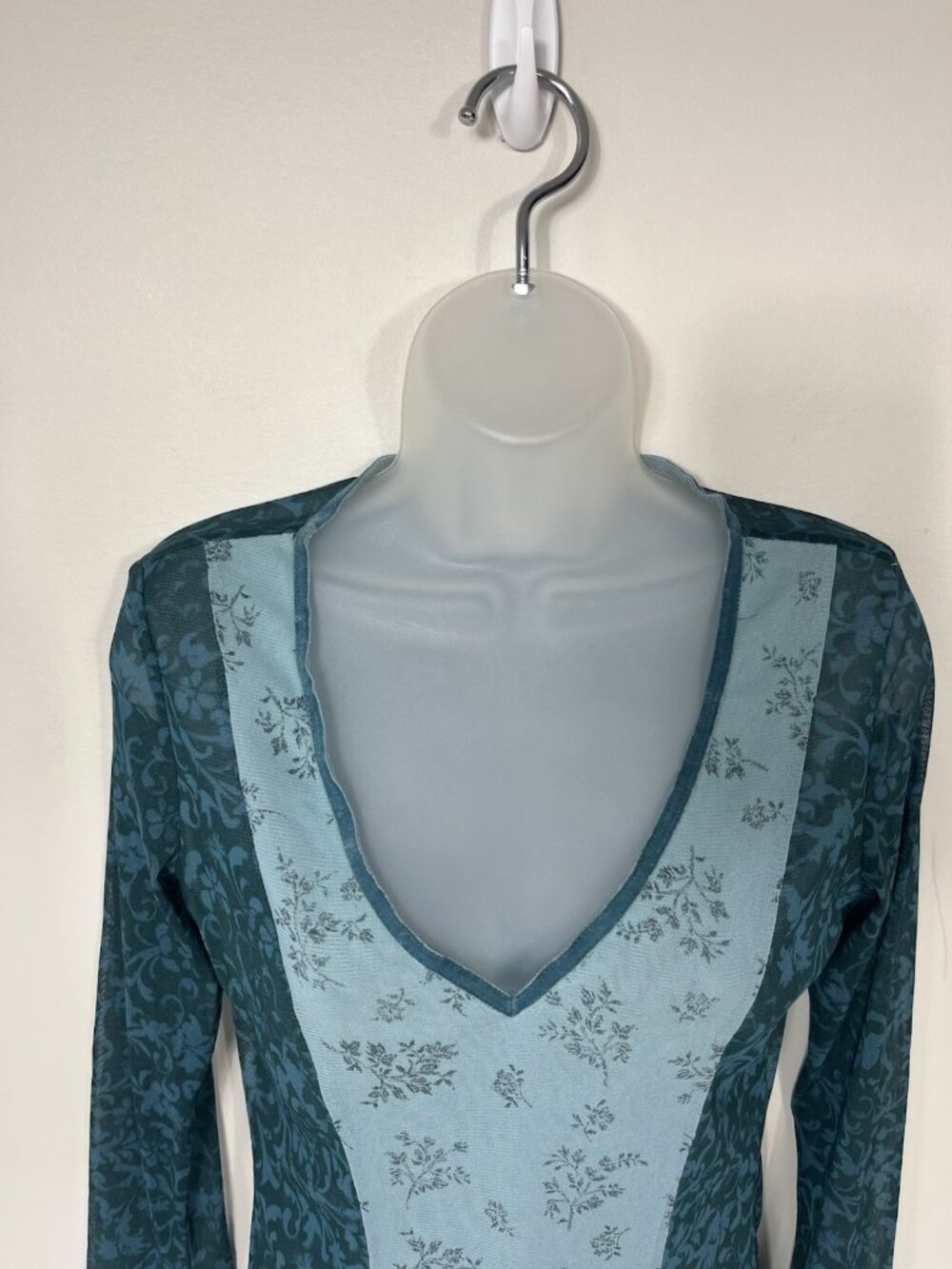 New York & Company Mesh Y2K Top Size Small Stretchy V Neck Blue Whimsy - Picture 2 of 9